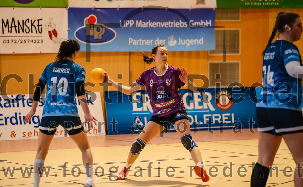 2024-03-09_084_SpVgg_Altenerding_gegen_Eintracht_Dachau-Karlsfeld | Erding, Deutschland, 09.03.2024:
Handball, Bezirksoberliga Frauen Altbayern 2023 / 2024, 17. Spieltag, SpVgg Altenerding gegen Eintracht Dachau-Karlsfeld, Endergebnis: 26:25

Lisa Brugger (TSV Eintracht Karlsfeld, #10), Julia Kranich (SpVgg Altenerding, #9), Janine Klapproth (TSV Eintracht Karlsfeld, #24)

Foto: Christian Riedel / fotografie-riedel.net