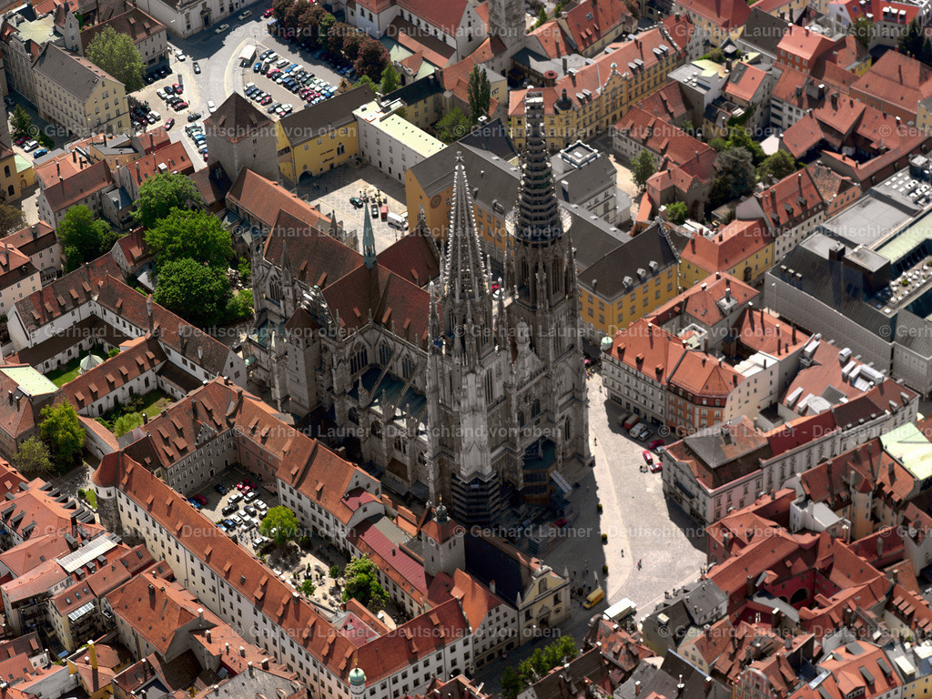 2409548 | Der im Gotischen Stil gebaute Regensburger Dom, auch Dom St.Peter genannt, ist die bedeutendste Kirche der Stadt Regensburg und die Kathedrale des Bistums Regensburg.