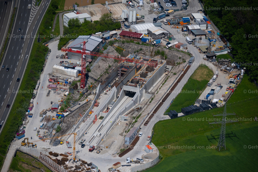 4045598 | STUTTGART 31.05.2021 Baustelle mit Tunnelführungsarbeiten für die Streckenführung und den Verlauf " Flughafentunnel " parallel zum Verlauf der Autobahn BAB A8 im Ortsteil Plieningen in Stuttgart im Bundesland Baden-Württemberg, Deutschland. Weiterführende Informationen bei: GBI Gackstatter Beratende Ingenieure GmbH,  Max Bögl Bauservice GmbH & Co. KG,  Vössing Ingenieurgesellschaft mbH. // Construction site with tunneling work for the route and the "airport tunnel" course parallel to the course of the A8 motorway in the Plieningen district of Stuttgart in the state Baden-Wuerttemberg, Germany. Further information at: GBI Gackstatter Beratende Ingenieure GmbH,  Max Boegl Bauservice GmbH & Co. KG,  Voessing Ingenieurgesellschaft mbH. Foto: Gerhard Launer