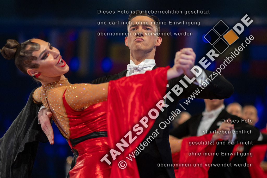 20251206-03935 | Hier finden Sie Tanz Bilder vom Latein und Standard Formationen tanzen. Sportbilder vom Tanzsport. Schöne Fotos und von Weltmeisterschaft, Europameisterschaft, Bundesliga, Regionalliga, Oberliga und Landesliga sowie von GOC Stuttgart, DanceComp, WM Bremen