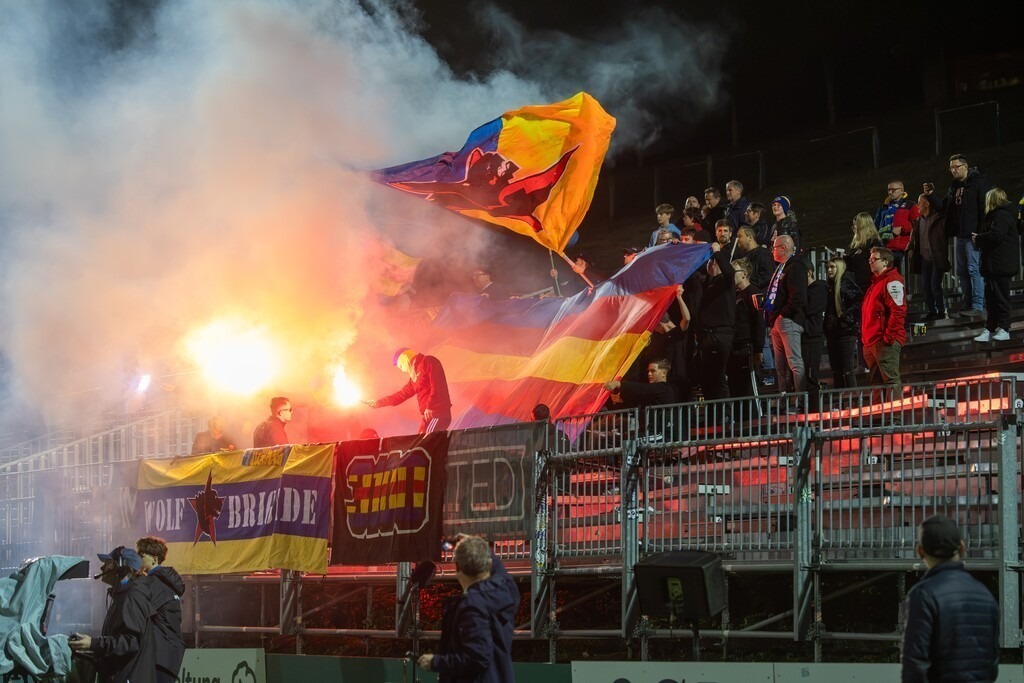 Impressionen der Naturarena Hohe Warte beim Heimspiel des First Vienna FC 1984 gegen SKN St. Pölten | Impressionen der Naturarena Hohe Warte beim Heimspiel des First Vienna FC 1984 gegen SKN St. Pölten / Etwa 100 mitgereiste Fans von St. Pölten machen ordentlich Stimmung und zünden Pyrotechnik - Realisiert mit Pictrs.com