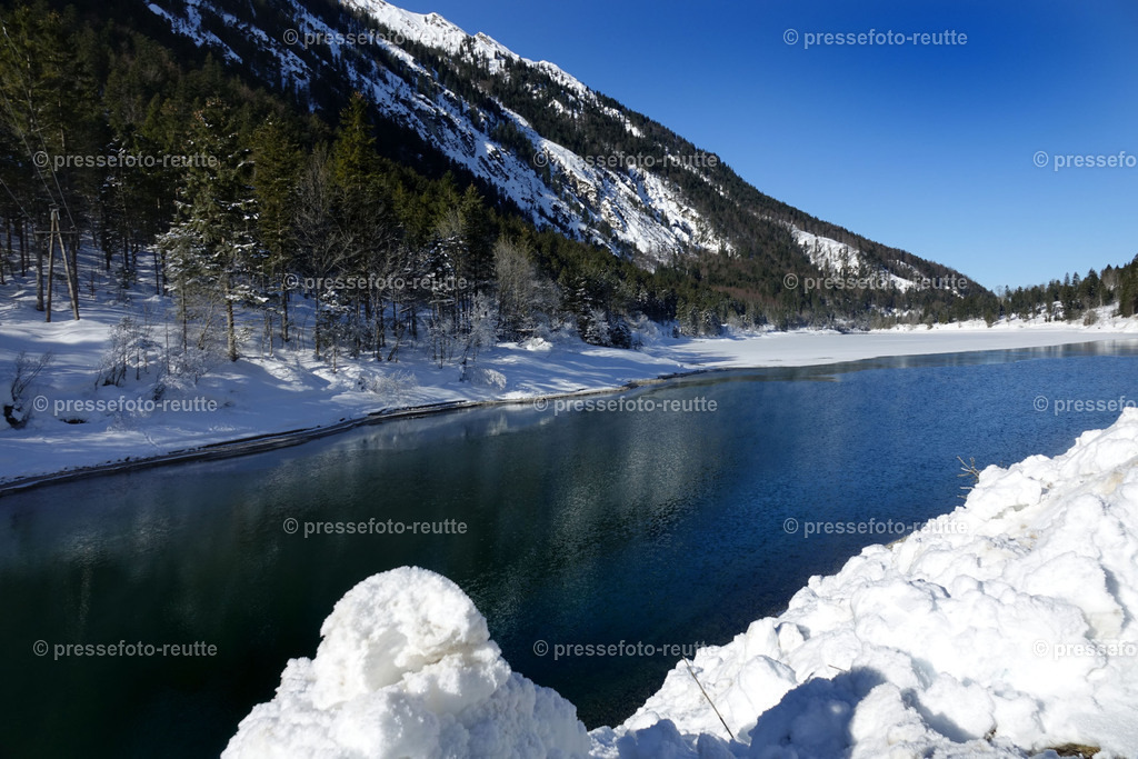 welltvi-Plansee-Winter--DSC02608 | Info aus dem Bezirk Reutte/Ausserfern Tirol sowie eine umfangreiche Bilddatenbank über die gesamte Region: Lechtal, Talkessel Reutte, Tannheimertal, Zwischentoren. Lech, Plansee, Zugspitze, Grenztunnel, B179, Fernpassstraße, Verkehr, Lawinen, Tradition, - Realisiert mit Pictrs.com