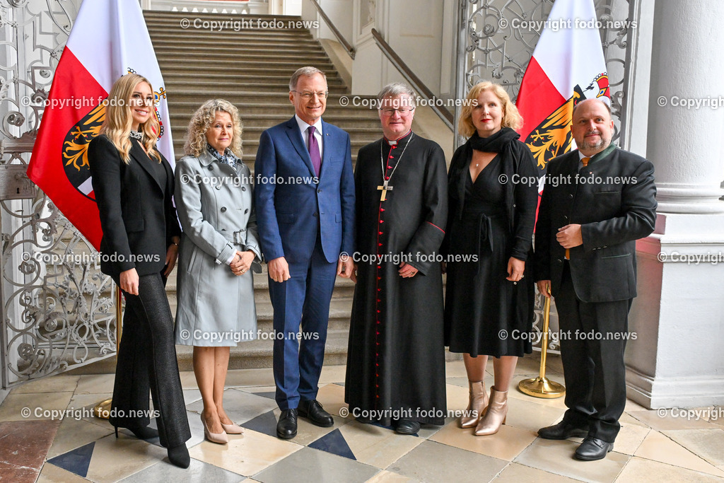 Eroeffnung der Bruckner Ausstellung im Stift St. Florain_ 03.05.2024-5 | 03.05.2024, St. Florian, AUT, Augustiner Chorherrenstift St. Florian, Eroeffnung der Bruckner Ausstellung, im Bild Nina Kraft (Moderatorin), Charlotte Hermann (Praesidentin der Israelitischen Kultusgemeinde in Linz), LH Thomas Stelzer (VP, Landeshauptmann Ooe), Manfred Scheuer (Bischof der Dioezese Linz), Katharina Hofmann
(Schauspielerin), Bernd Schuetzeneder (VP, Bgm. St. Florian)