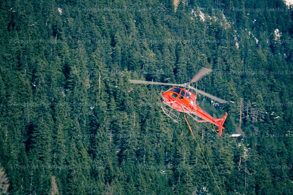 Hubschrauber mit Seil im Anflug | Willkommen im Shop von Photography Sascha Staub. Hier findest du alle Fotos und Medieninhalten von Sascha Staub. In diesem Shop kannst du Lizenzen zu den Fotos, Drucke und Gutscheine für den Shop erwerben.  - Realisiert mit Pictrs.com