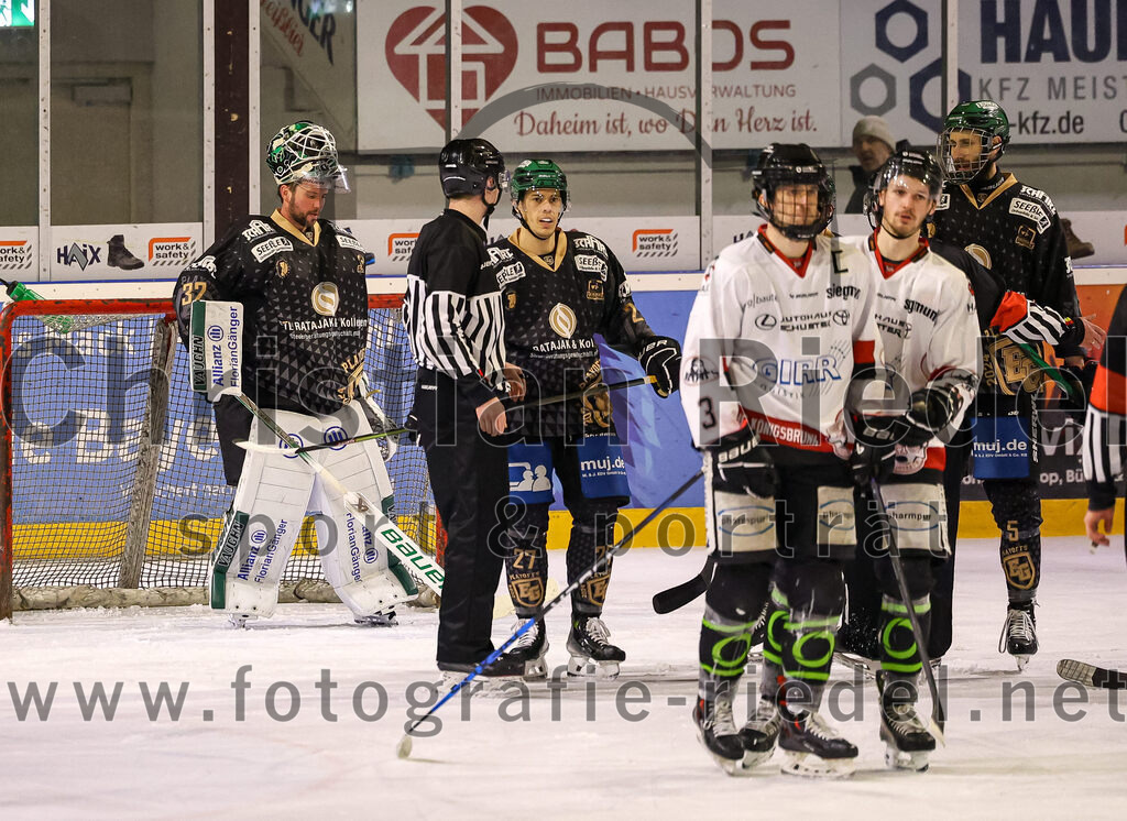2024-03-08_135_TSV_Erding_gegen_EHC_Koenigsbrunn | Erding, Deutschland, 08.03.2024:
Eishockey, Bayernliga Playoffs 2023 / 2024, 1. Spieltag, TSV Erding gegen EHC Königsbrunn, Endergebnis: 3:0

Torwart Dimitri Pätzold (Erding Gladiators, #32), Mark Waldhausen (Erding Gladiators, #27), Simon Beslic (EHC Königsbrunn, #3)

Foto: Christian Riedel / fotografie-riedel.net