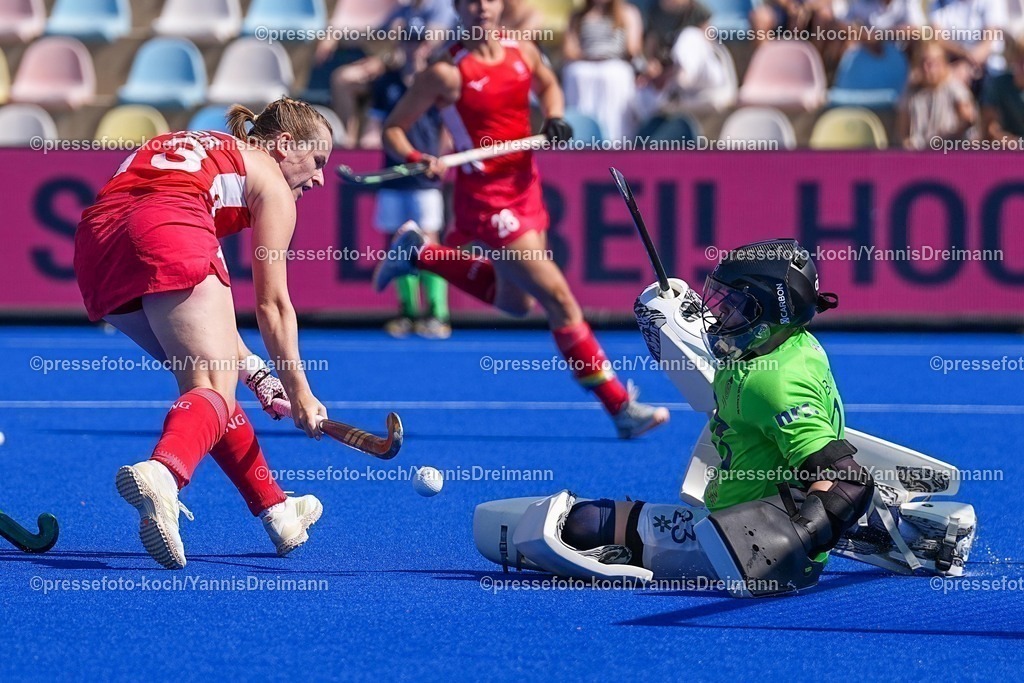 xydrx10082501039 | 10.08.2025, xydrx, Frauen EuroHockey Championship 2025, Gruppenphase, Gruppe B, England - Schottland, Sparkassenpark Mönchengladbach: Jessica Buchanan (SCO #23) parriert den Schuss von Elena Rayer (ENG #13)