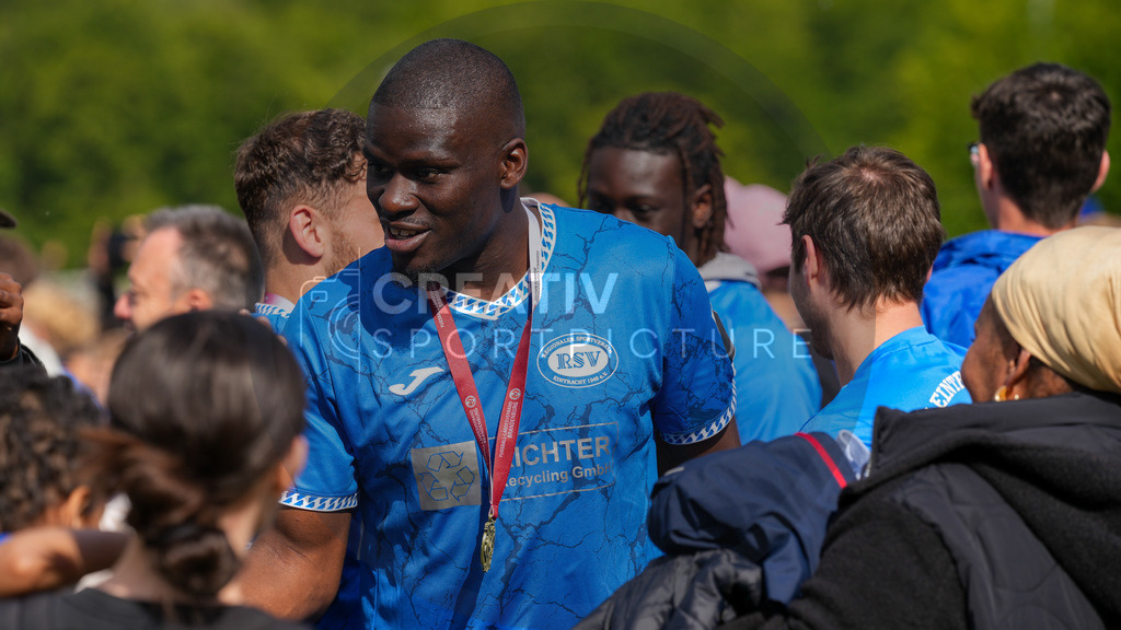 Fußball, Herren, Saison 2024/2025, Finaltag der Amateure 2025, Landespokal Brandenburg, Finale, VfB 1921 Krieschow vs. RSV Eintracht 1949, Samstag 24.05.2025, Volksparkstadion Neuruppin, | Fußball, Herren, Saison 2024/2025, Finaltag der Amateure 2025, Landespokal Brandenburg, Finale, VfB 1921 Krieschow vs. RSV Eintracht 1949, Samstag 24.05.2025, Volksparkstadion Neuruppin, Im Bild: Saheed Mustapha (RSV) feiert mit den Fans über den Landespokalsieg - Realisiert mit Pictrs.com