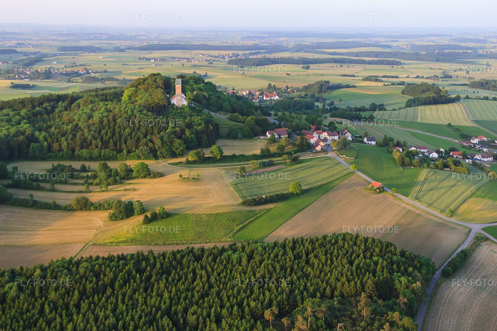 Luftbild: Bussen, der höchste Berg Schwabens und Wallfahrtsort im Ortsteil Offingen in Uttenweiler im Bundesland Baden-Württemberg in Deutschland. Foto: IMG_67516.jpg vom 08.06.2014 durch Werner Riehm/FLY-FOTO.de