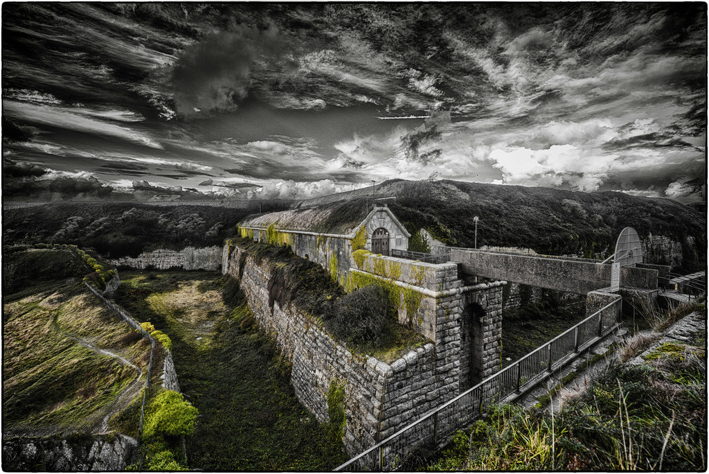 HM Prison The Verne | Prison The Verne
Ein Männergefängnis in der historischen Zitadelle von Verne auf der Isle of Portland in Dorset, England. Das Verne wurde 1949 gegründet und befindet sich im südlichen Teil der Zitadelle. Nach einer kurzen Zeit als Immigration Removal Center zwischen 2014 und 2017 wurde HMP The Verne 2018 wiedereröffnet.
-----------------------------------------------------------------
A men's prison, located within the historic Verne Citadel, on the Isle of Portland in Dorset, England. The Verne was established in 1949 and occupies the southern part of the citadel. After a brief spell as an Immigration Removal Centre between 2014-17, HMP The Verne re-opened in 2018.
-----------------------------------------------------------------
Dieser Druck ist in einer limitierten Auflage von 5 Exemplaren erhältlich. 
This print is available in a limited edition of 5 copies. 
http://art.hess.photography/ - Realisiert mit Pictrs.com