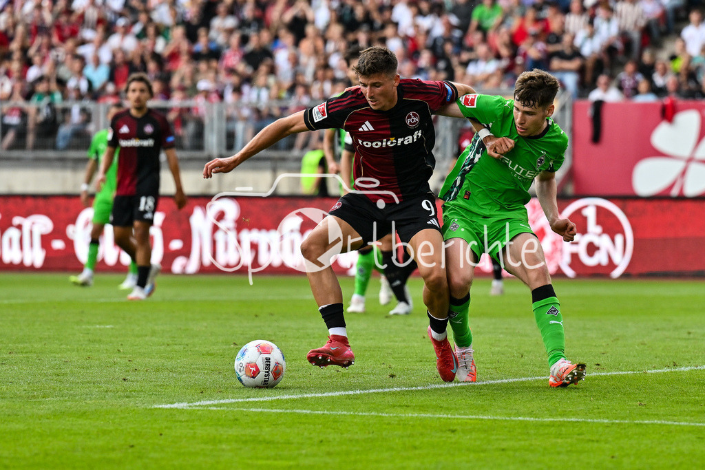 1. FC Nürnberg - Borussia Mönchengladbach | Im Duell Semir TELALOVIC (1. FC Nuernberg 9) und Lukas ULLRICH (Borussia Moenchengladbach 26) / Zweikampf / Testspiel: 1. FC Nuernberg - Borussia Mönchengladbach, Max-Morlock Stadion am 26.07.2025 / DFL REGULATIONS PROHIBIT ANY USE OF PHOTOGRAPHS AS IMAGE SEQUENCES AND/OR QUASI-VIDEO