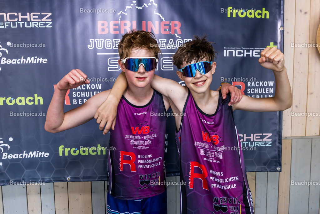 2025-200076220-Jugend-Beach-Serie-Fotobox | Pinar Atalay, Bundeskanzler Friedrich Merz 31.05.2025; Berlin Foto: Gerold Rebsch - www.beachpics.de