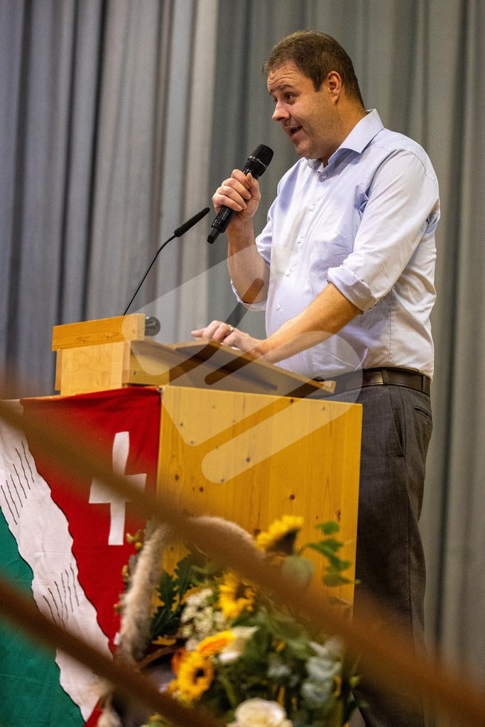 SKE100J_4959 | Die Schwinger des Schwyzer Kantonalen Schwingerverbandes: Fotos, die Dynamik und Leidenschaft festhalten, sowie emotionale Momente aus dem traditionellen Schwingsport zeigen. - Realisiert mit Pictrs.com