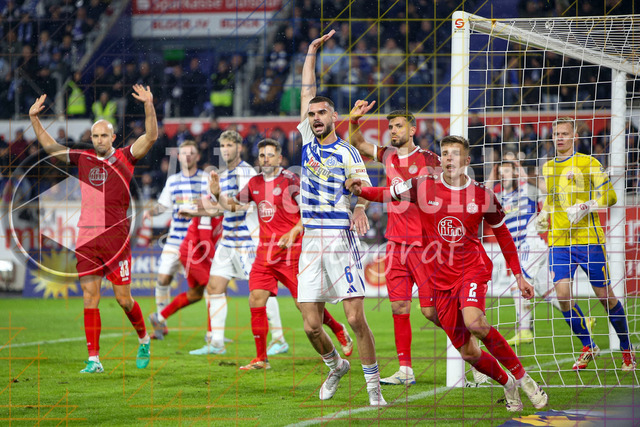 MSV Duisburg vs Rot-Weiss Essen - 3. Liga | Duisburg, Deutschland, 26.10.25:   Rasim Bulic (MSV Duisburg) gestikuliert, Gestik waehrend des Spiels der 3. Liga MSV Duisburg vs Rot-Weiss Essen in der schauinsland-reisen-arena(Foto von Brauer-Fotoagentur / Adrian Schlueter)