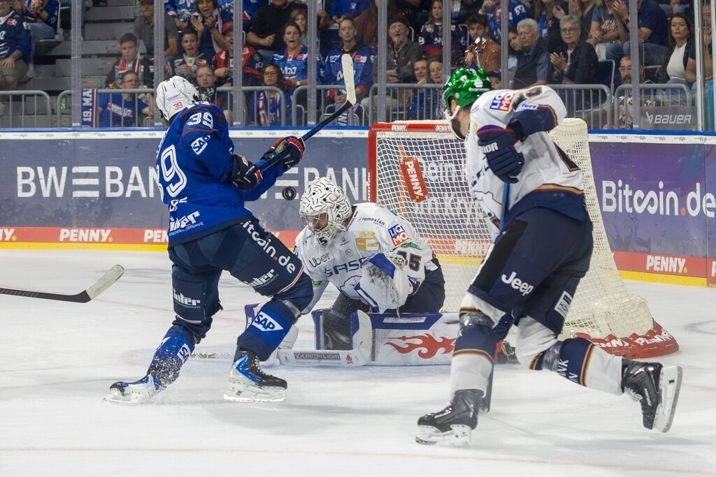 DEL, Deutsche Eishockey Liga Saison 2026/27, 2. Spieltag: Adler Mannheim gegen Eisbären Berlin | DEL, Deutsche Eishockey Liga Saison 2026/27, 2. Spieltag: Adler Mannheim gegen Eisbären Berlin***Max Calce (39, Mannheim) mit toller Torchance - Realisiert mit Pictrs.com