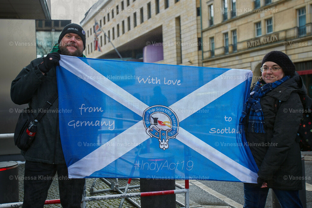 #IndyBerlin23 - Demonstration für schottische Unabhängigkeit | Rund 60 Personen ziehen am 11.03.2023 mit einer Demonstration vom Brandenburger Tor an der Britischen Botschaft vorbei zum Roten Rathaus, um die Unabhängigkeit Schottlands zu fordern.

On March 11, 2023, approx. 60 people rally in support of the Scottish independence, marching from Brandenburg Gate via the British Embassy to the Red Town Hall.  - Realisiert mit Pictrs.com