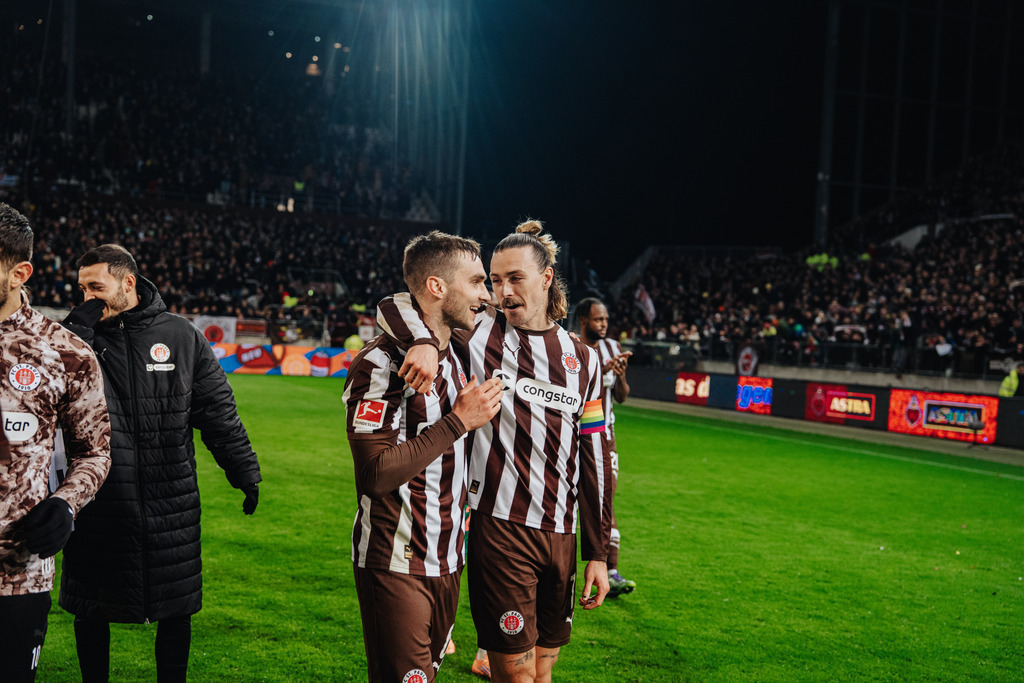 FCS01593 | Der offizielle Shop für FC St. Pauli Fotos. Wähle aus Spielszenen & Fanmomenten dein FCSP Wunschformat. Wir liefern Millerntor-Atmosphäre.