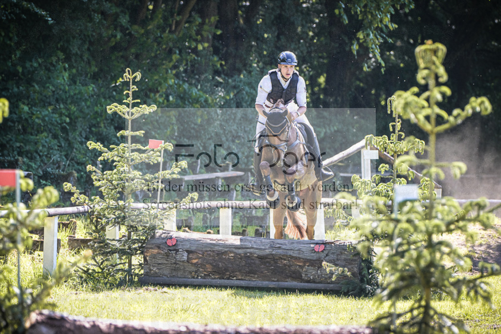 DOS_6791 | Entdecke hochwertige Reitturnierfotos von Foto Oger. Professionell, emotional und authentisch – jetzt Lieblingsmomente im Shop bestellen.Deutschlandweite Turnierfotografie. - Realisiert mit Pictrs.com