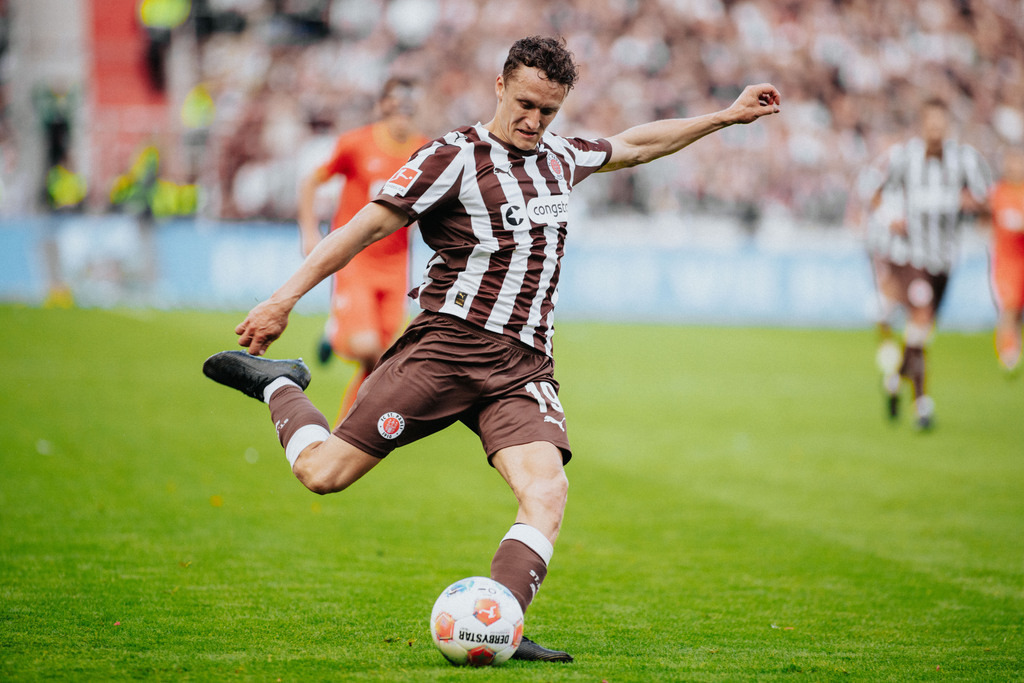 IMG_9346 | Der offizielle Shop für FC St. Pauli Fotos. Wähle aus Spielszenen & Fanmomenten dein FCSP Wunschformat. Wir liefern Millerntor-Atmosphäre.