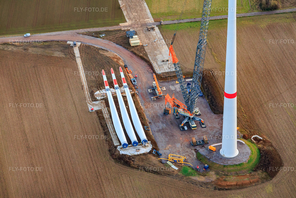 Luftbild: Repowering des Windpark Minfeld. JUWI ersetzt vier Altanlagen (GE 1.5) aus 2004 durch zwei neue, modernen Anlagen vom Typ Vestas V162 mit je sechs MW in Kandel im Bundesland Rheinland-Pfalz in Deutschland. Foto: IMG_152880.jpg vom 16.01.2026 durch Werner Riehm/FLY-FOTO.deJUWI Windparks - JUWI