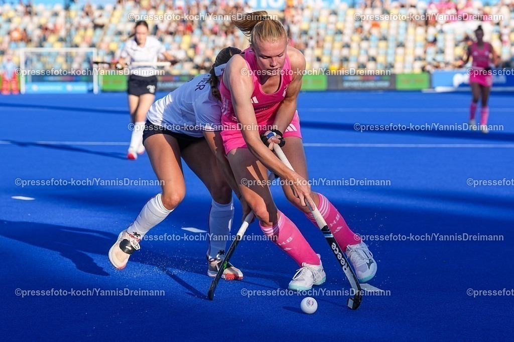 xydrx09082504047 | 09.08.2025, xydrx, Frauen EuroHockey Championship 2025, Gruppenphase, Gruppe a, Deutschland - Frankreich, Sparkassenpark Mönchengladbach: Marie-Alice Pelletier Rimbert (FRA #6) im Zweikampf gegen Lilly Stoffelsma (GER #18)