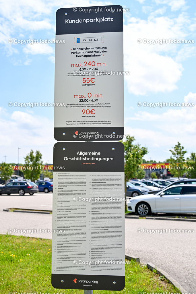 Frunpark Asten_ Parkplatz_ 07.06.2024-3 | 07.06.2024, Asten, AUT, Frunpark, Gewerbegebiet, im Bild Einkausfzentrum, Fachmarktzentrum, Parkplatz, Parkordnung, Schilder, Einfahrt, Drohne