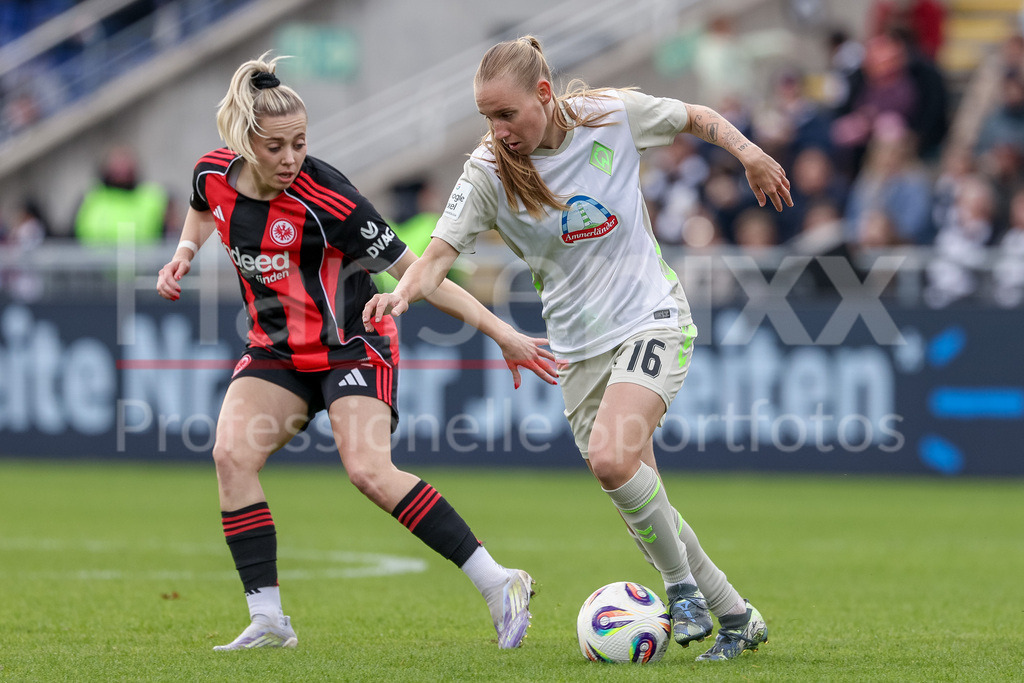 Fussball, Google Pixel Frauen-Bundesliga, Eintracht Frankfurt - SV Werder Bremen | v.li.: Nina Lührßen (Eintracht Frankfurt, 11) und Emöke Papai (SV Werder Bremen, 16) im Zweikampf, Duell, Dynamik, Aktion, Action, Spielszene, DIE DFB-RICHTLINIEN UNTERSAGEN JEGLICHE NUTZUNG VON FOTOS ALS SEQUENZBILDER UND/ODER VIDEOÄHNLICHE FOTOSTRECKEN. DFB REGULATIONS PROHIBIT ANY USE OF PHOTOGRAPHS AS IMAGE SEQUENCES AND/OR QUASI-VIDEO.