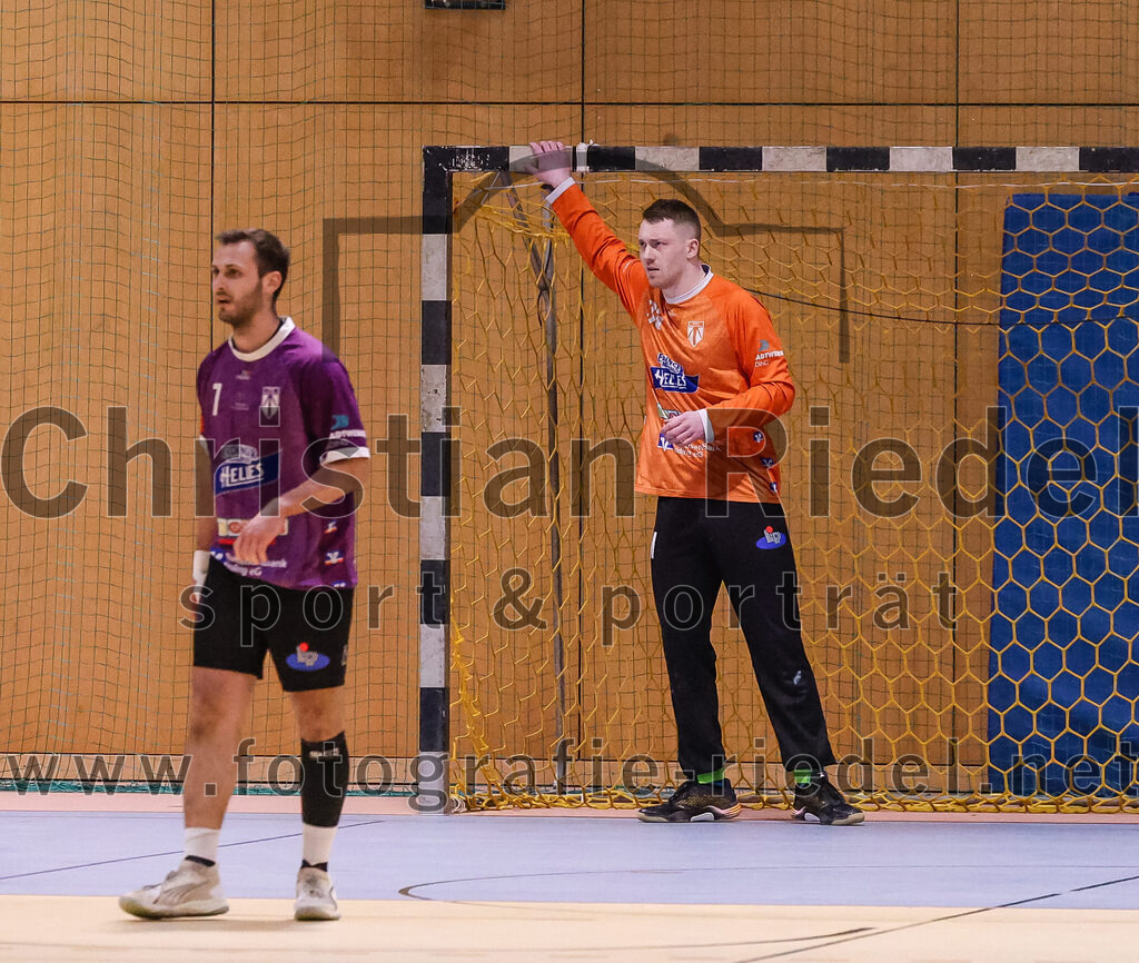 2025-03-15_008_SpVgg_Altenerding_gegen_TSV_Schleissheim | Erding, Deutschland, 15.03.2025:Handball, Bezirksoberliga Männer 2024 / 2025, 18. Spieltag, SpVgg Altenerding gegen TSV Schleißheim, Endergebnis: 32:27Simon Rüdiger (SpVgg Altenerding, #7), Torwart Ferdinand Mayer (SpVgg Altenerding, #33)Foto: Christian Riedel / fotografie-riedel.net