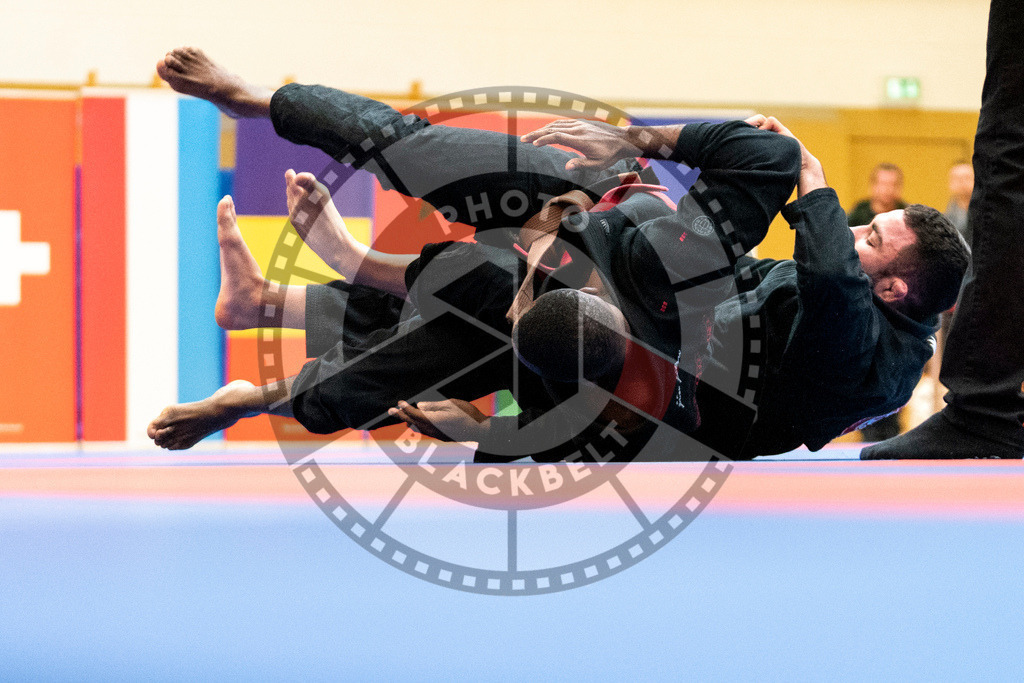 20231118PBB12576 | Fighters compete during the AJP Tour 600 Frankfurt Championship in Frankfurt/Main, Germany, on November 18, 2023.