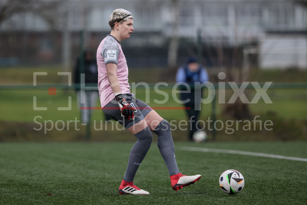Fussball, Testspiel Frauen, Hamburger SV - 1. FFC Turbine Potsdam | v.li.: Vanessa Fischer (Torhüterin, Torwart, 1. FFC Turbine Potsdam, 30) am Ball, Freisteller, Einzelbild, Ganzkörper, Aktion, Action, Spielszene