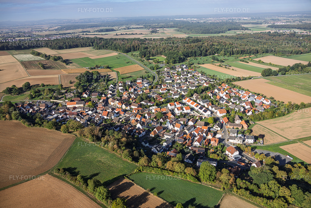Luftbild: Ortsansicht von Osten im Ortsteil Schlierbach in Schaafheim im Bundesland Hessen in Deutschland. – Foto: IMG_159295.jpg vom 22.09.2026 durch Werner Riehm/FLY-FOTO.de – Auflösung des Originals: 6000 x 4000 px