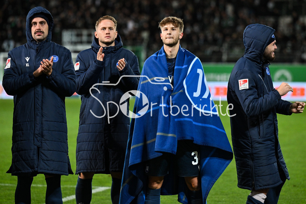 SpVgg Greuther Fürth - Karlsruher SC | FUERTH, GERMANY - OCTOBER 24: the team of Karsluhe - Mateo KRITZER (SpVgg Greuther Fuerth 34) - celebtrating with the fans after the 2. bundesliga match between SpVgg Greuther Fuerth vs. Karlsruher SC on matchday 10 at Sportpark Ronhof Thomas Sommer on October 24, 2025 in Fuerth, Germany / DFL REGULATIONS PROHIBIT ANY USE OF PHOTOGRAPHS AS IMAGE SEQUENCES AND/OR QUASI-VIDEO