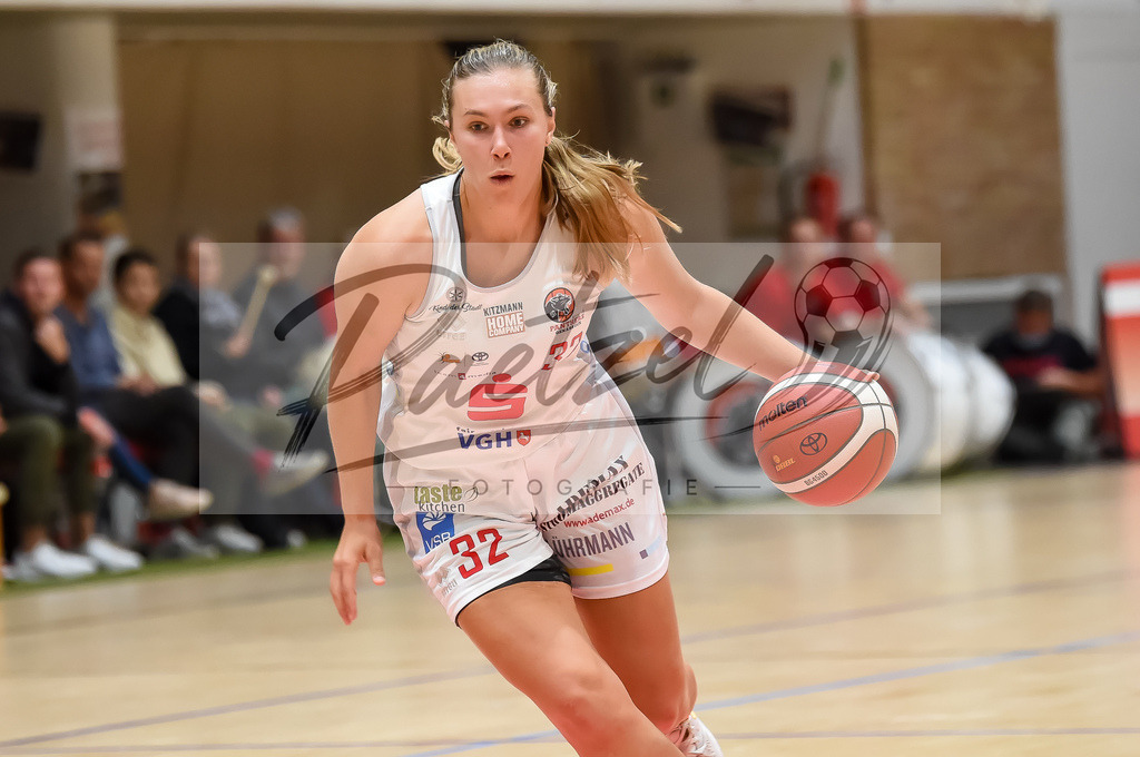 PANNOE20211010_022 | Basketball, Frauen: Jill Townsend (GiroLive-Panthers Osnabrueck) in Aktion, am Ball, Einzelaktion beim Spiel der Toyota DBBL zwischen GiroLive-Panthers Osnabrueck und Eigner Angels Noerdlingen im datos – home of the panthers am 10.10.2021 in Osnabrueck, Deutschland. - Realisiert mit Pictrs.com