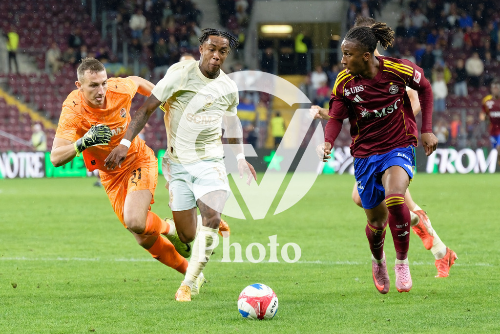 UEFA Conference League Play-offs 2nd leg - Servette FC v FC Shakhtar Donetsk | Keyan Varela (29 Servette FC) Kevin (11 FC Shakhtar Donetsk) Dmytro Riznyk (31 FC Shakhtar Donetsk) battle for the ball (duel)  during the UEFA Conference League Play-offs 2nd leg match between Servette FC and FC Shakhtar Donetsk at Stade de Geneve in Geneva, Switzerland