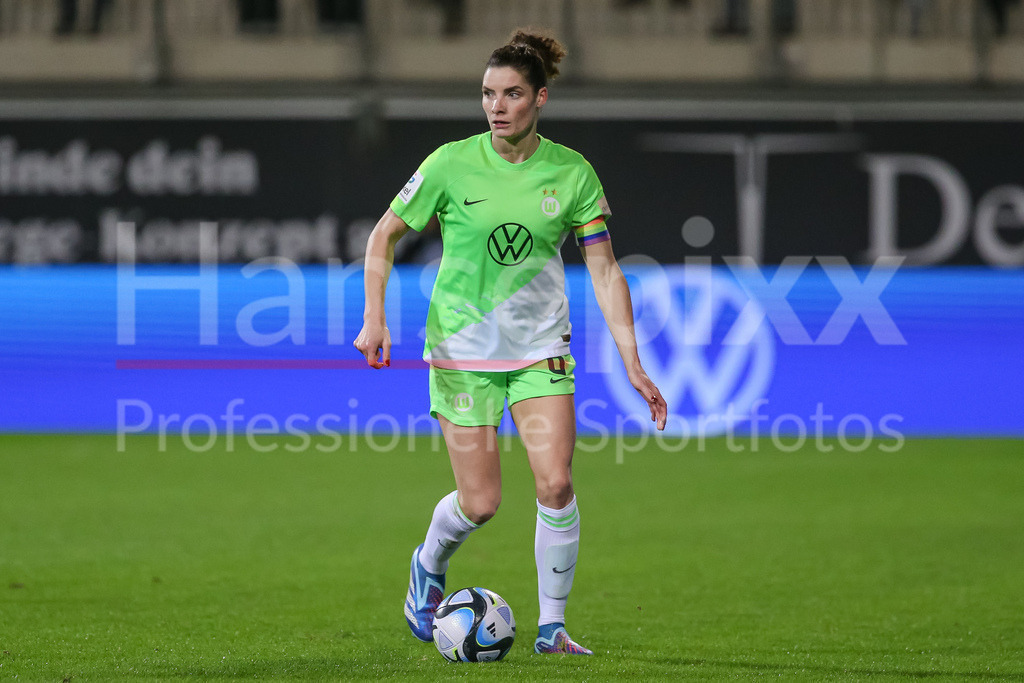 Fussball, Google Pixel Frauen-Bundesliga, VfL Wolfsburg - SV Werder Bremen | v.li.: Dominique Janssen (VfL Wolfsburg, 6) am Ball, Freisteller, Einzelbild, Ganzkörper, Aktion, Action, Spielszene, DIE DFB-RICHTLINIEN UNTERSAGEN JEGLICHE NUTZUNG VON FOTOS ALS SEQUENZBILDER UND/ODER VIDEOÄHNLICHE FOTOSTRECKEN. DFB REGULATIONS PROHIBIT ANY USE OF PHOTOGRAPHS AS IMAGE SEQUENCES AND/OR QUASI-VIDEO.