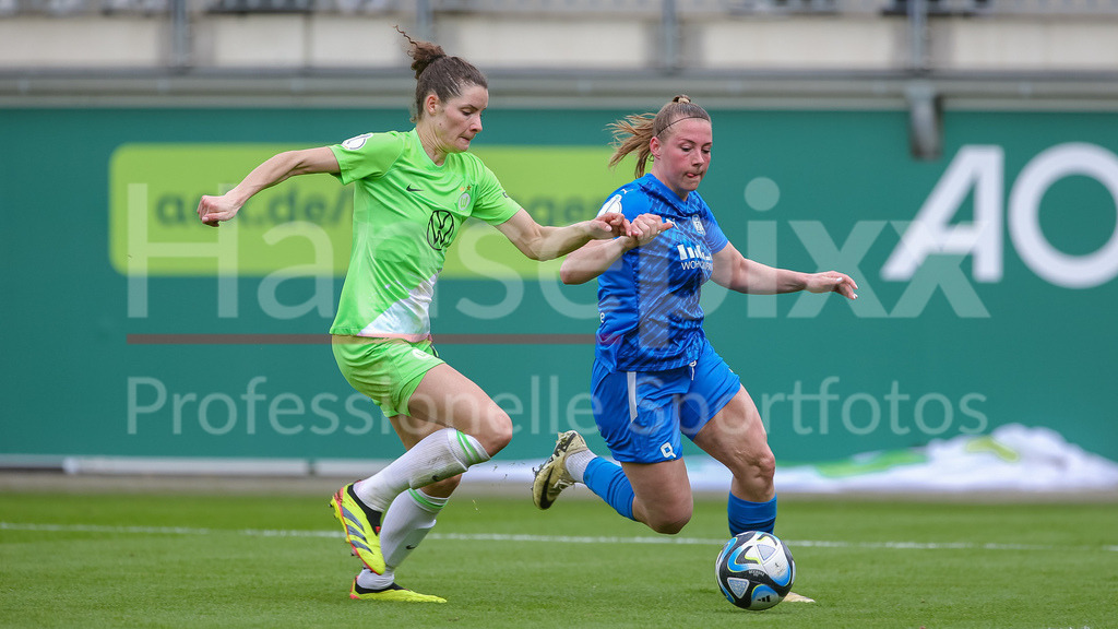 Fussball, DFB-Pokal Frauen, VfL Wolfsburg - SGS Essen | v.li.: Dominique Janssen (VfL Wolfsburg, 6) und Ramona Maier (SGS Essen, 9) im Zweikampf, Duell, Dynamik, Aktion, Action, Spielszene, DIE DFB-RICHTLINIEN UNTERSAGEN JEGLICHE NUTZUNG VON FOTOS ALS SEQUENZBILDER UND/ODER VIDEOÄHNLICHE FOTOSTRECKEN. DFB REGULATIONS PROHIBIT ANY USE OF PHOTOGRAPHS AS IMAGE SEQUENCES AND/OR QUASI-VIDEO.