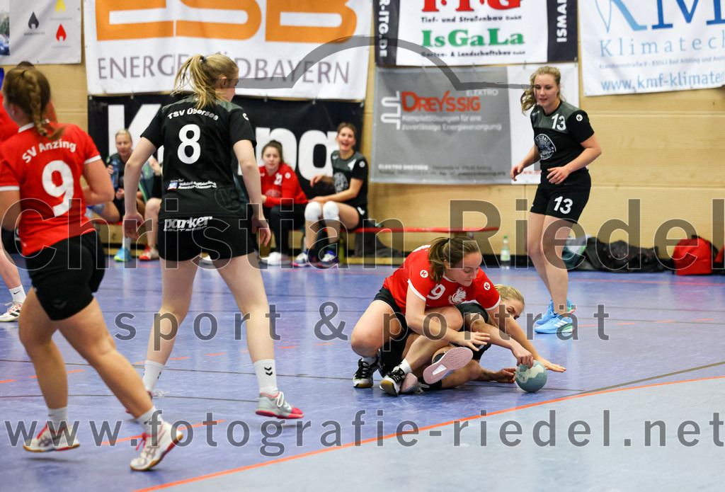 2022-12-04_089_SV_Anzing_gegen_TSV_Uebersee | Anzing, Deutschland, 04.12.2022:
Handball, Bezirksliga 2022 / 2023, 8. Spieltag, SV Anzing gegen TSV Übersee, Endergebnis: 29:24

Luisa Höger (SV Anzing, #9), Veronika Stephl (TSV Übersee, #8), Sarah Reither (SV Anzing, #19), 

Foto: Christian Riedel / fotografie-riedel.net