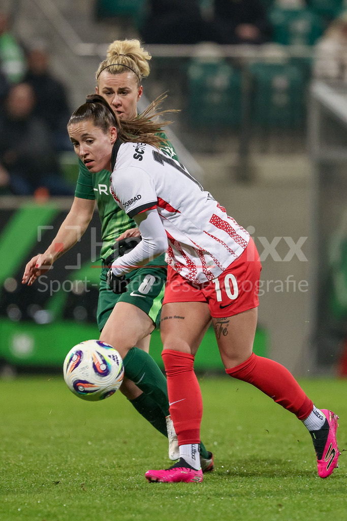 Fussball, Google Pixel Frauen-Bundesliga, VfL Wolfsburg - SC Freiburg | v.li.: Selina Vobian (SC Freiburg, 10) und Lena Lattwein (VfL Wolfsburg, 8) im Zweikampf, Duell, Dynamik, Aktion, Action, Spielszene, DIE DFB-RICHTLINIEN UNTERSAGEN JEGLICHE NUTZUNG VON FOTOS ALS SEQUENZBILDER UND/ODER VIDEOÄHNLICHE FOTOSTRECKEN. DFB REGULATIONS PROHIBIT ANY USE OF PHOTOGRAPHS AS IMAGE SEQUENCES AND/OR QUASI-VIDEO.