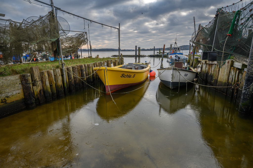 schleswig-2021-002 | Fischerboote am Ufer der Schlei in der Fischersiedlung Holm in Schleswig - Realisiert mit Pictrs.com