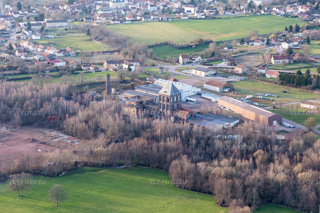 Vue aérienne: Ancienne usine sidérurgique (Bourgogne) à Épinac dans le département Saône et Loire, France. Photo: IMG_105531.jpg prise le 01/04/2018 par Werner Riehm/FLY-FOTO.eu – Résolution de l'original: 5472 x 3648 px