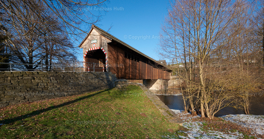Die Gedeckte Holzbrücke von Hohenfichte von 1832 über die Flöha | Bedeutsame Landschaften Deutschlands - Realisiert mit Pictrs.com
