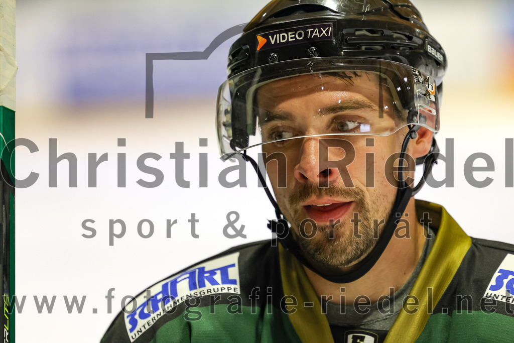 2022-09-23_081_TSV_Erding_gegen_EV_Fuessen | Erding, Deutschland, 23.09.2022:
Eishockey, Bayernliga 2022 / 2023, Testspiel, TSV Erding gegen EV Füssen, Endergebnis: 1:3

Philipp Michl (Erding Gladiators, #77)

Foto: Christian Riedel / fotografie-riedel.net