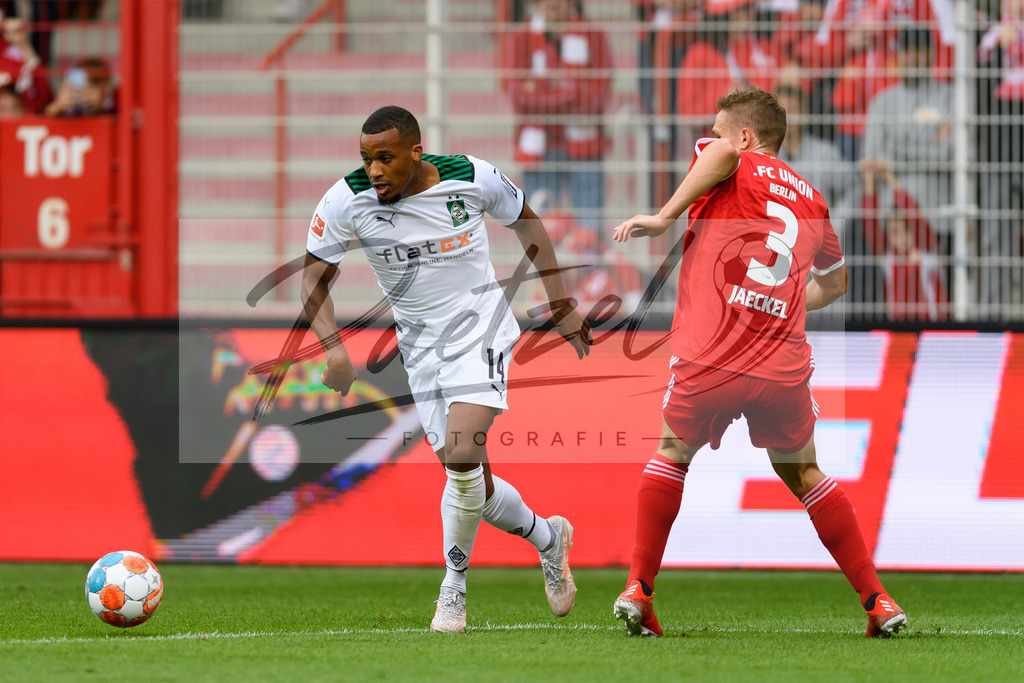 FCUBMG20210829_051 | Fussball, Herren: Alassane Plea (Borussia Moenchengladbach) und Paul Jaeckel (1.FC Union Berlin) im Zweikampf beim Spiel der 1. Bundesliga zwischen 1. FC Union Berlin und Borussia Moenchengladbach im Stadion An der Alten Foersterei am 29.08.2021 in Berlin, Deutschland. - Realisiert mit Pictrs.com