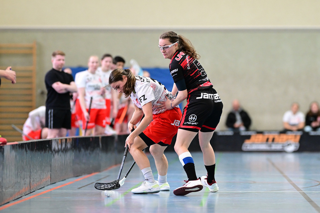 Floorball I Frauen I Saison 2023-2024 I 1. Frauen Floorball-Bundesliga I Playoffs 3. Spieltag I ETV Lady Piranhhas Hamburg - Dümptener Füchse | Randi Kleerbaum (3, ETV Lady Piranhhas Hamburg) gegen Riana Mena König (5, Dümptener Füchse) - Realisiert mit Pictrs.com