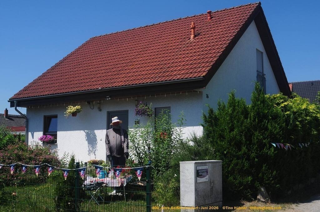 Geißmannsdorf-2026-Ortsbilder-566 | Geißmannsdorf bei Bischofswerda im Sommer 2026. Ein fotografischer Streifzug durch das Dorf Geißmannsdorf, mit Gebäuden, Straßen, Strohpuppen und geschmückten Vorgärten und Grundstücken anlässlich der 800-Jahr-Feier von Geißmannsdorf im Juni 2026 - Realisiert mit Pictrs.com