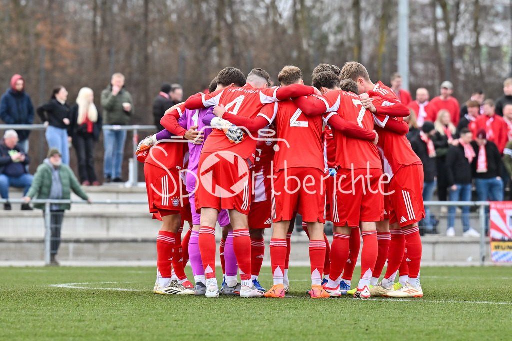 FC Bayern Amateure - Stuttgarter Kickers | MUNICH, GERMANY - 07. FEBRUARY: das Team der Bayern motiviert sich nochmal vor dem Testspiel zwischen den Amateuren des FC Bayern und den Stuttgarter Kickers am FC Bayern Campus