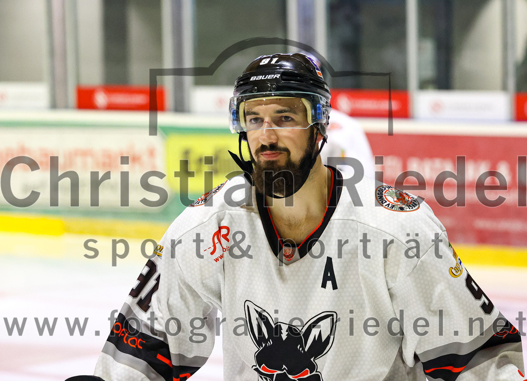 2022-09-30_080_TSV_Erding_gegen_EV_Dingolfing | Erding, Deutschland, 30.09.2022:
Eishockey, Bayernliga 2022 / 2023, Testspiel, TSV Erding gegen EV Dingolfing, Endergebnis: 3:4

Max Ohr (EV Dingolfing, #91)

Foto: Christian Riedel / fotografie-riedel.net