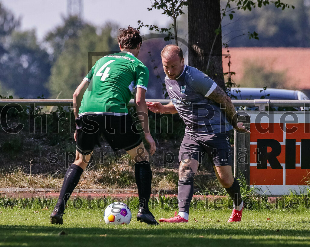 2023-08-20_044_SV_Hohenlinden_gegen_SV_Buch | Hohenlinden, Deutschland, 20.08.2023:
Fußball, A-Klasse 2023 / 2024, 1. Spieltag, SV Hohenlinden gegen SV Bruck, Endergebnis: 5:1

Ricco Körner (SV Bruck, #4), Manuel Fuchs (SV Hohenlinden, #9)

Foto: Christian Riedel / fotografie-riedel.net