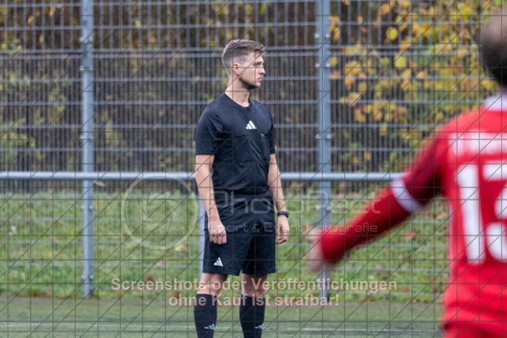 20251109_143635_0042 | #,TSVG Albershausen (grün) vs. TV Altenstadt (rot), Fussball, Kreisliga A3 - Bezirk Neckar/Fils, 12. Spieltag, Saison 2025/2026, Kunstrasenplatz, Schafhofstraße 8, 73095 Albershausen, 09.11.2025 - 14:30 Uhr,Foto: PhotoPeet-Sportfotografie/Peter Harich