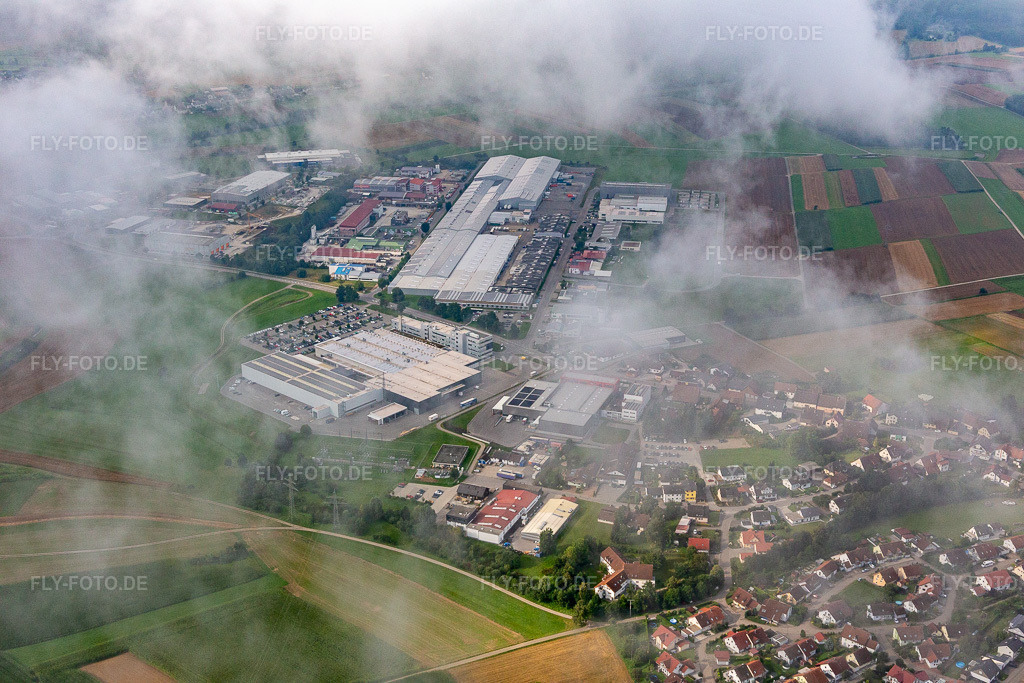 Luftbild: Fabrik unter Wolken: Beton - Fertigteil - Union GmbH & Co. KG; Schwäbische Werkzeugmaschinen GmbH, KMS Automation GmbH im Ortsteil Waldmössingen in Schramberg im Bundesland Baden-Württemberg in Deutschland. Foto: IMG_128655.jpg vom 27.08.2021 durch Werner Riehm/FLY-FOTO.de