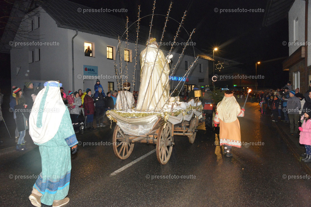 -news-2022-Dez05-Nikolo-Einzug-Lechaschau-WTV_6237 | Info aus dem Bezirk Reutte/Ausserfern Tirol sowie eine umfangreiche Bilddatenbank über die gesamte Region: Lechtal, Talkessel Reutte, Tannheimertal, Zwischentoren. Lech, Plansee, Zugspitze, Grenztunnel, B179, Fernpassstraße, Verkehr, Lawinen, Tradition, - Realisiert mit Pictrs.com